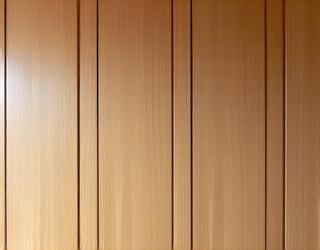 精巧な木製パネルの茶室