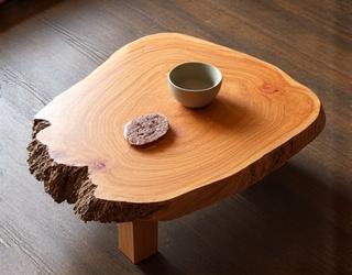 独特な木目を持つ一枚板の座卓